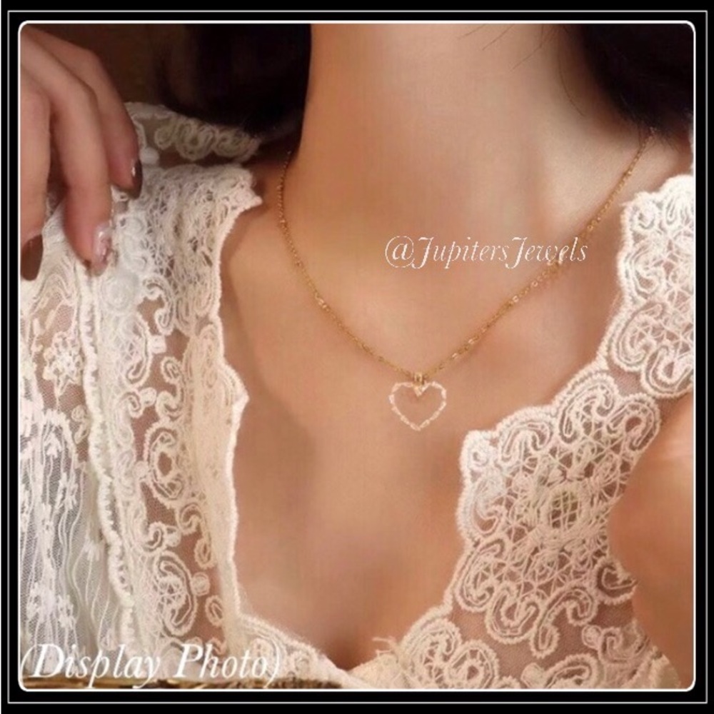 New gold baguette style simulated diamond heart necklace - Picture 5 of 5